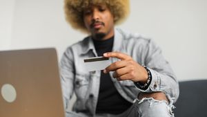 (P) Cum au ajuns creditele online noua obsesie a românilor: bani pe loc, fără să părăsești canapeaua