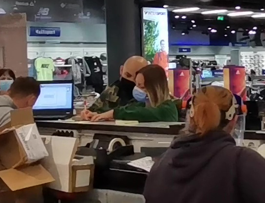 Alexandra Stan, la shopping cu "bodyguardul" după ce ar fi primit amenințări