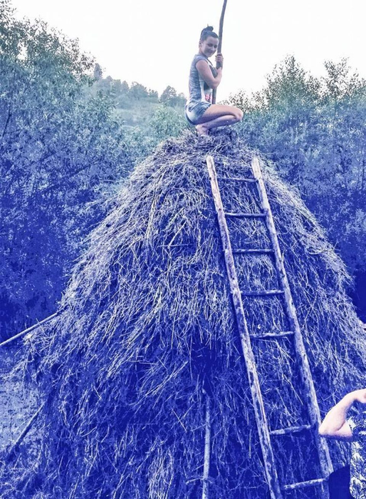 Pozele cu Carmen de la Sălciua, de pe vremea când nu era celebră, ci doar o simplă fată de la ţară
