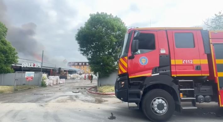 Incendiu violent în sectorul 6 al Capitalei/ sursă foto: social media