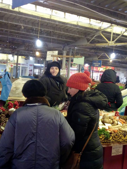 Vară sau iarnă, tanti Lenuța e nelipsită din piață