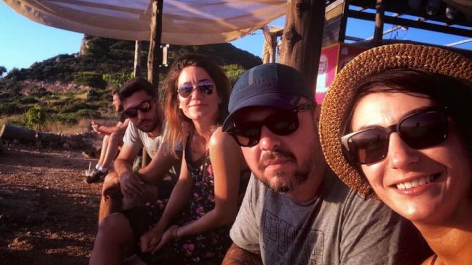 Detalii despre teribilul accident din Vaslui. Cine sunt tinerii striviţi în maşină în timp ce se întorceau din vacanţa în Grecia
