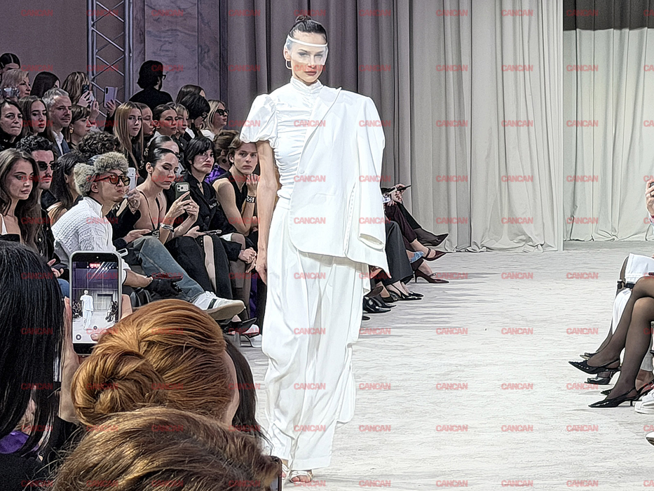 Ținutele la control! Cele mai îndrăznețe outfituri purtate de influenceri la Bucharest Fashion Week