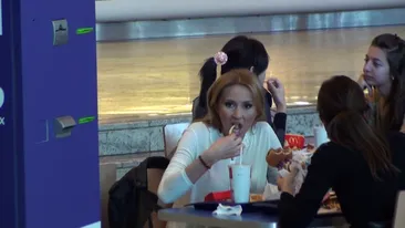 Doar servetelul a scapat din gura Crinei Abrudan! Vezi in ce hal mananca stirista si totusi arata senzational