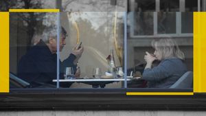 Ce face ”Il Luce” când Neli e cu ochii pe el. Mircea Lucescu a lăsat fotbalul să se ”odihnească” și a petrecut cu soția