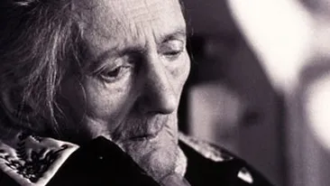 O batrana de 102 ani a pus pe fuga doua hoate romance