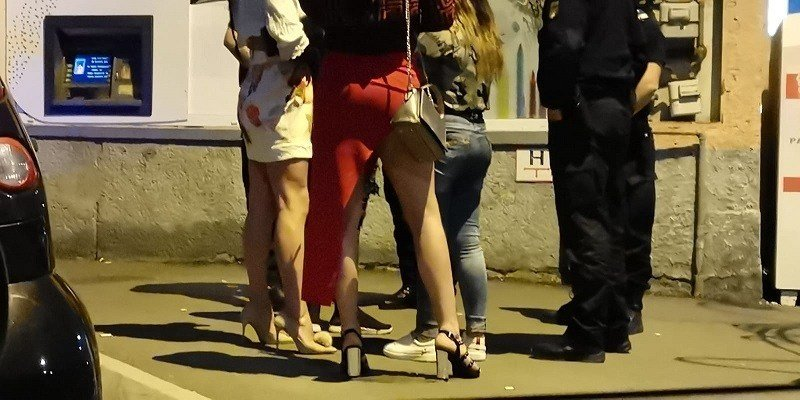 Ce au pățit doi travestiți într-un club de manele din Sibiu