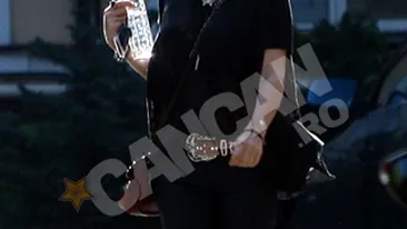 Uite cine canta la volan. Lori se antreneaza in masina