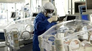 Medicilor nu le-a venit să creadă! Tripleți născuți infectați cu noul coronavirus! Părinții lor, depistați negativi