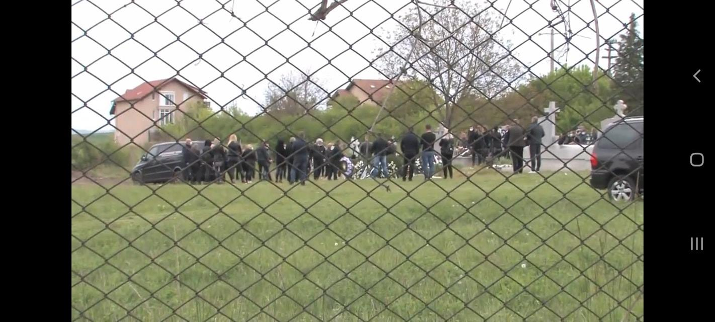 Înmormântare fără precedent în Bihor, pe timp de coronavirus! Zeci de persoane, între care magistrați! ”Ne-am închis în capelă!”
