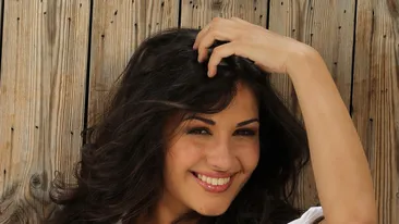 Cum a aparut pe podium una din cele mai sexy vedete de la noi. Decolteul indraznet al Alinei Eremia!