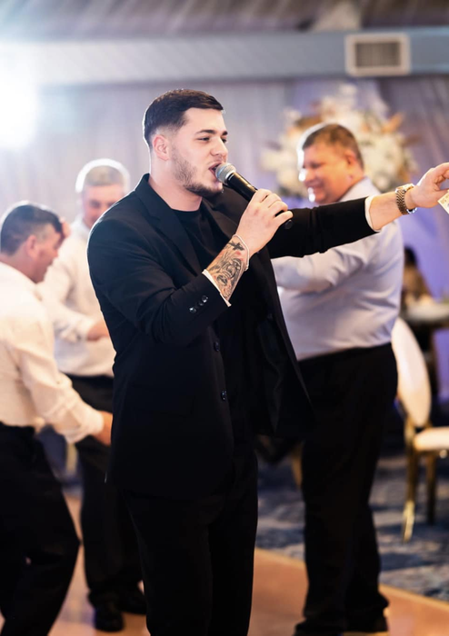 Un manelist celebru a fost bătut și umilit de un interlop: „Bă, ți-am dat bani să îmi cânți!”