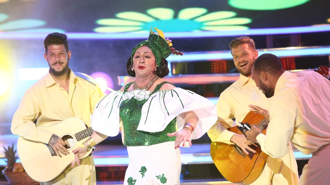Romică Țociu, epilat de soție pentru transformarea în Carmen Miranda, de la “Te cunosc de undeva!”