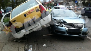 Accident grav în Capitală. Două maşini s-au ciocnit atât de violent încât s-au suit una peste alta