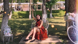 Elena Gheorghe a uluit pe toată lumea la nunta Adelinei Pestrițu. A venit îmbrăcată într-o rochiță mega-scurtă, cu totul la vedere