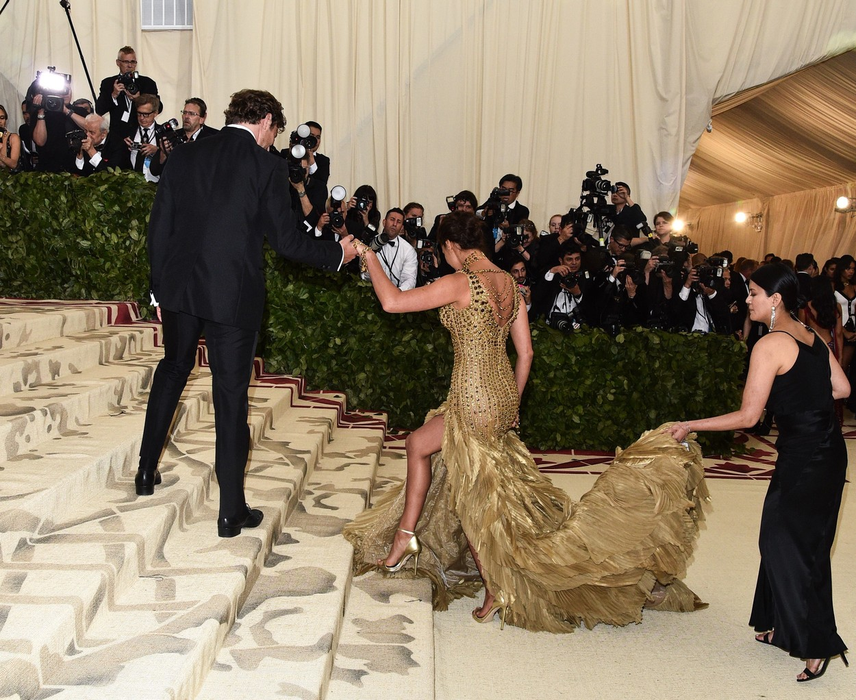 Rochia originală de la Versace a fost purtată, în 2018, de Irina Shayk, la Met Gala