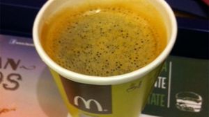 Ce conține, de fapt, cafeaua de la McDonalds. Mulți români beau asta în fiecare zi