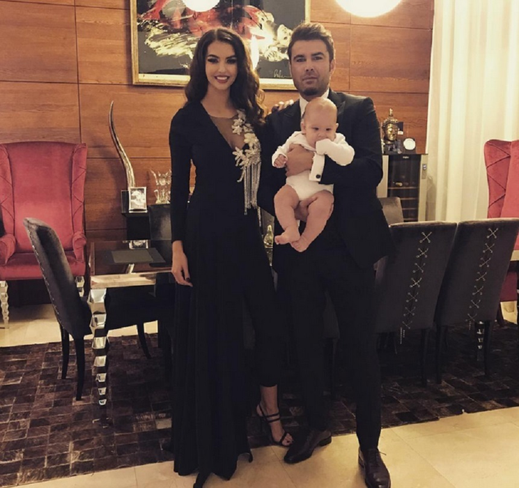 Sandra şi Adrian Mutu l-au botezat pe Tiago în ziua nunţii lor