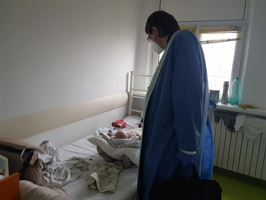 Părintele Marcel Răduț Seliște îi vizitează mereu pe bolnavii de COVID