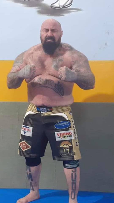 Nici nu poți să te uiți! Provocarea anului vine de la Sandu Lungu: cum bea luptătorul de MMA 20 de ouă pe nerăsuflate! VIDEO
