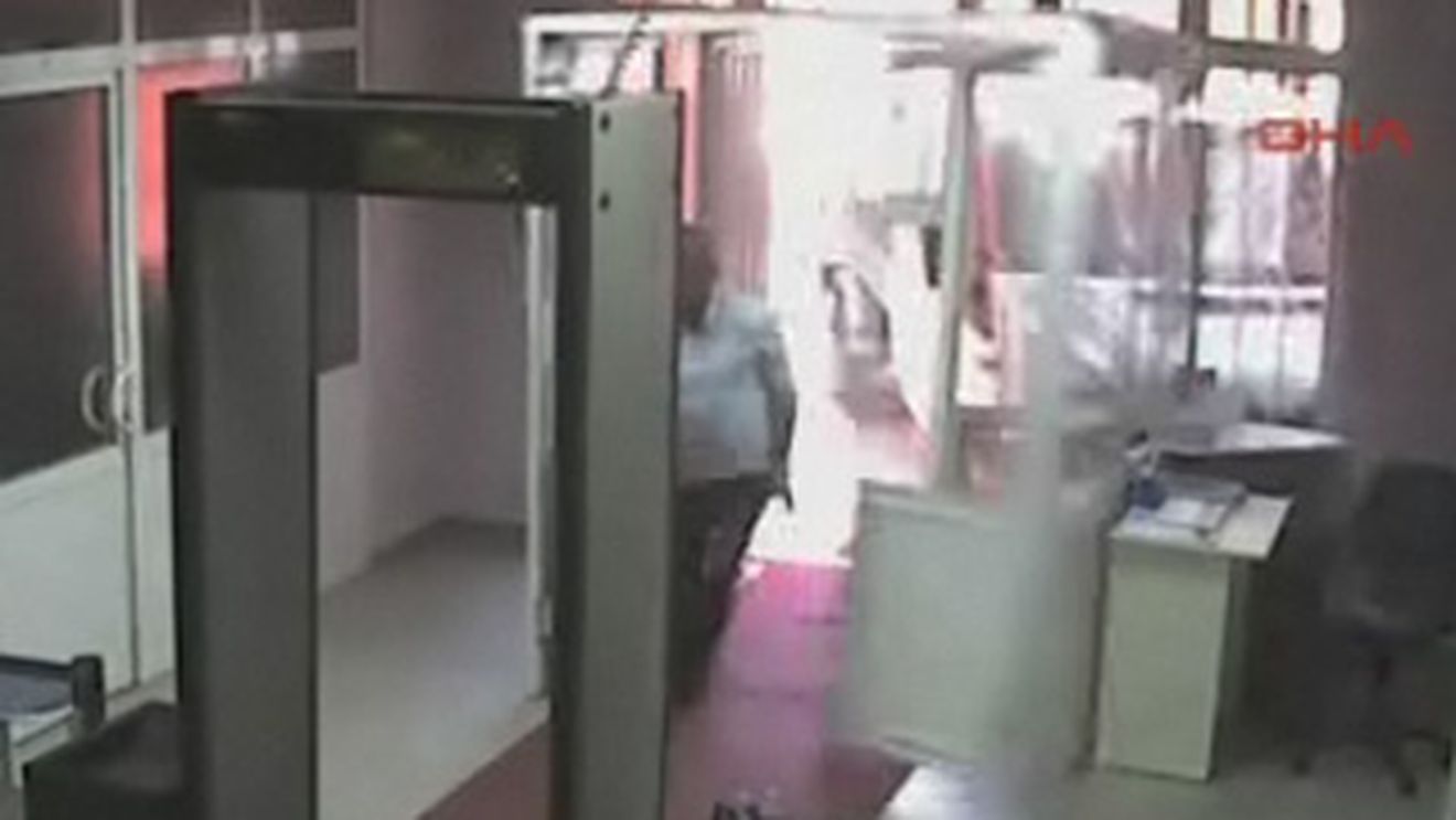 VIDEO Mai iute ca moartea! A supravietuit dupa ce era sa fie lovit de o duba scapata de sub control