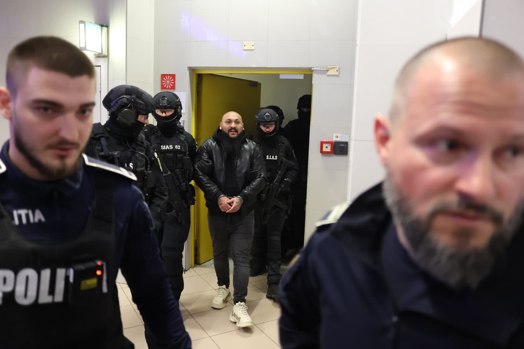 Dani Mocanu și Nando, aduși în cătușe la București! Primele imagini cu manelistul și fratele lui, de pe aeroportul Otopeni