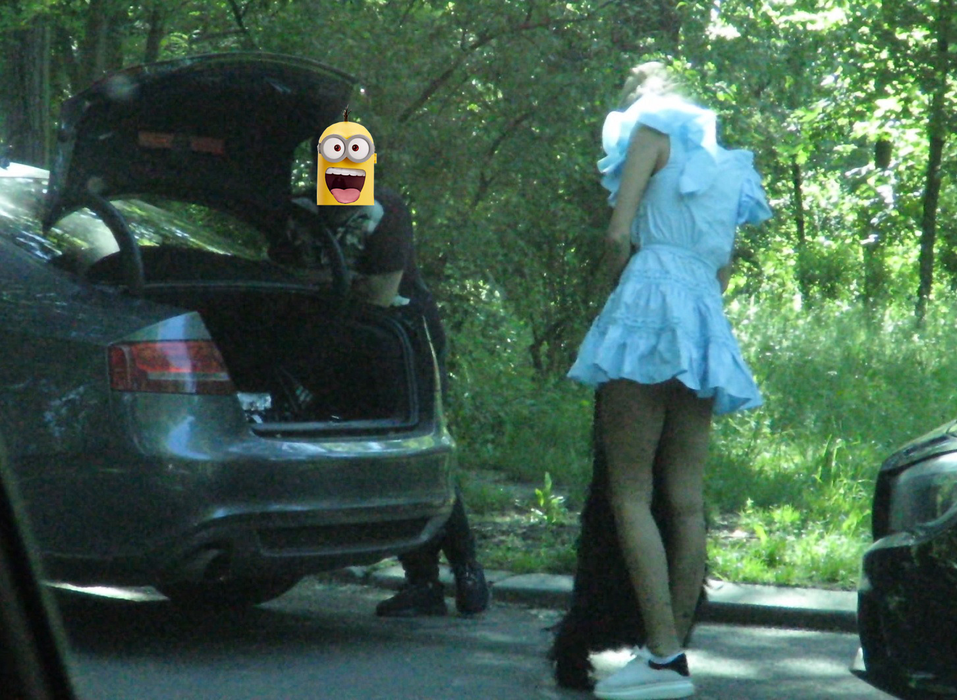Sexy-asistenta și-a arătat posteriorul în parc