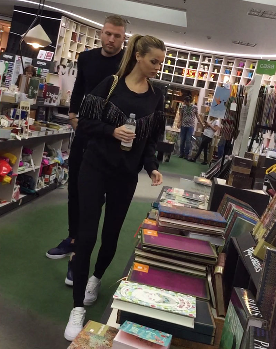 Zuzana s-a dus glonţ la raionul cu cărţi imediat ce a ajuns la librărie