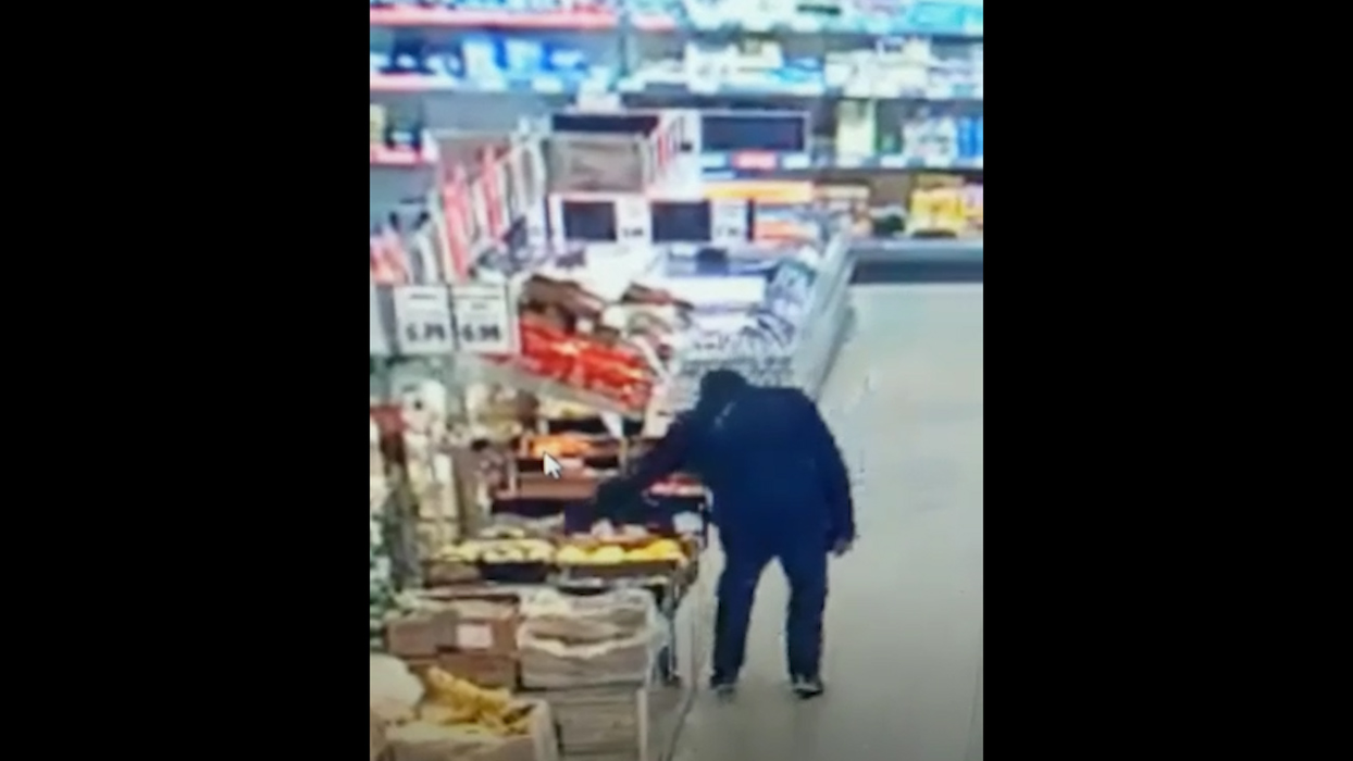 Comisarul-șef U.G. în timp ce ”degusta” fructele dintr-un hipermarket