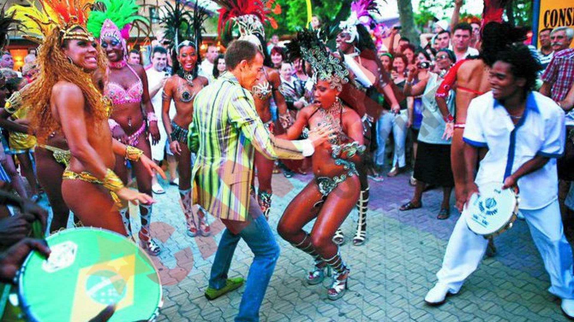 Mazare danseaza la carnavalul de la Sao Paolo