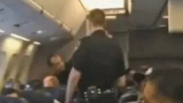 Gestul banal al unei pasagere i-a făcut pe piloti să aterizeze de urgenţă si să o dea jos! Cum a reusit să-i scoată din sărite