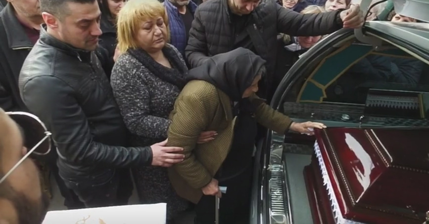 Mama Ilenei Ciuculete a stat tot timpul lângă sicriul fiicei sale.