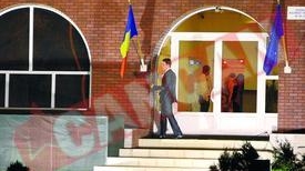 Mircea Badea boxeaza cu steagurile din fata televiziunii