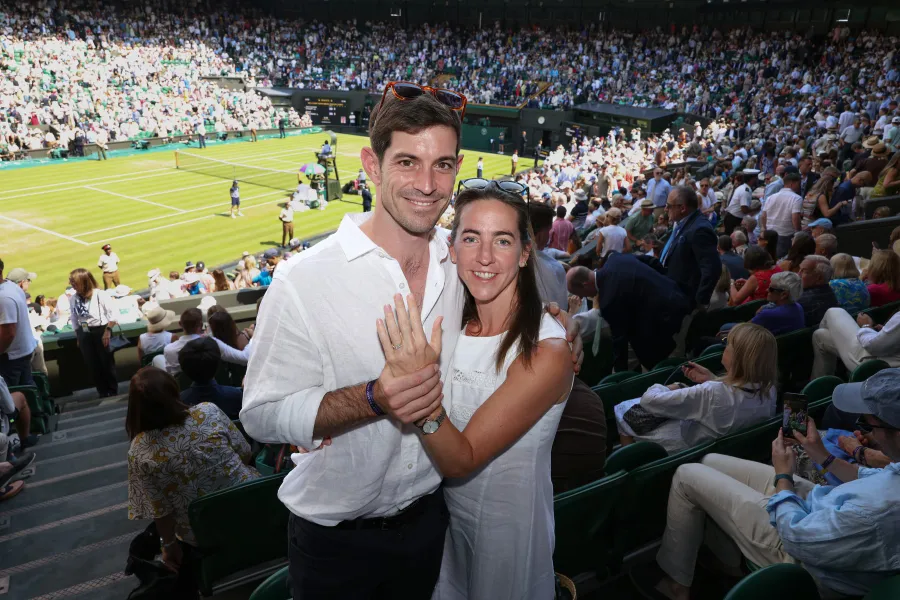 Juliet Berner, în vârstă de 38 de ani, și logodnicul ei, Jonathan Clement, de 39 de ani, s-au logodit la Wimbledon. Sursa foto: Profimedia
