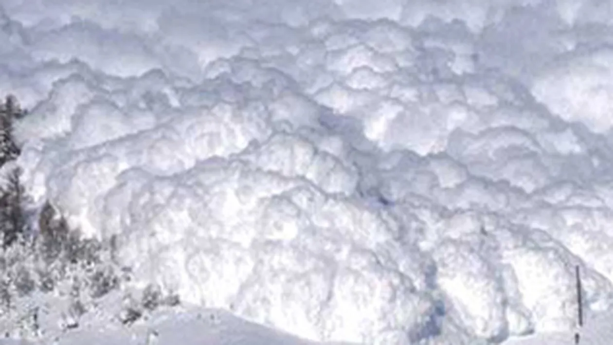Doua avalanse in Muntii Fagaras, provocate de trecerea unor schiori!