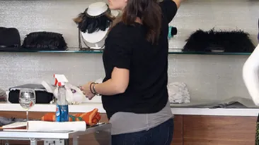 Jennifer Garner s-a cinstit cu vin la magazinul de pantofi!