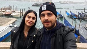 Betty Salam, glumă deocheată cu logodnicul ei, care ar putea intra în închisoare! Imaginea e publică şi este INTERZISĂ MINORILOR