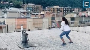 Imagini incredibile! Au jucat un meci de tenis pe acoperiș, deși se aflau în carantină