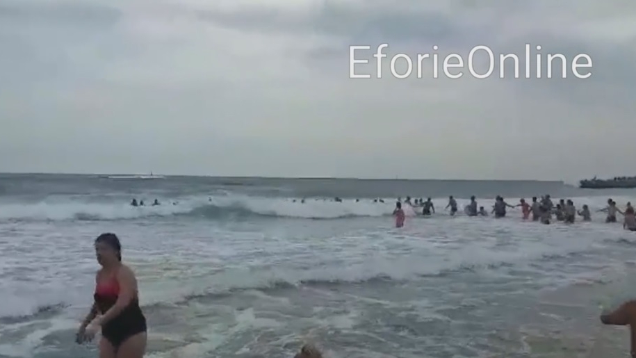 Lanţ uman pentru salvarea din mare a unor fete la Eforie Nord! Imagini impresionante