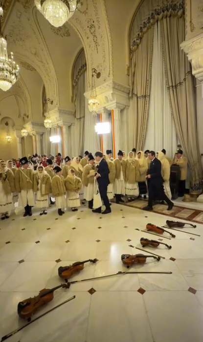 Party de Crăciun la Palatul Cotroceni: Nicușor Dan și Mirabela Grădinaru au primit colindători și cadouri, iar președintele s-a pozat imediat cu ele