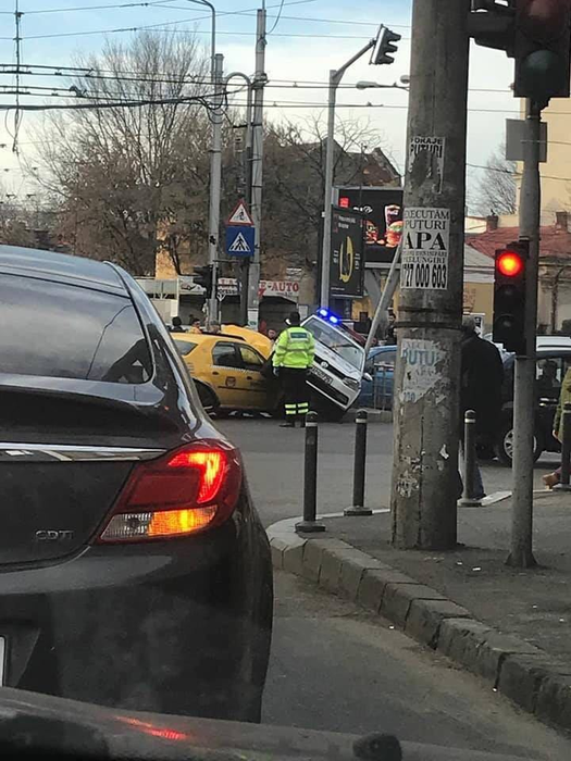 VIDEO / Accident spectaculos în Bucureşti! O maşină de poliţie s-a ciocnit violent cu un taxi, pe care l-a strivit