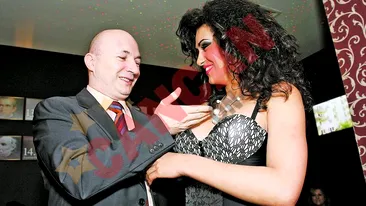 I-a masurat decolteul cu pofta