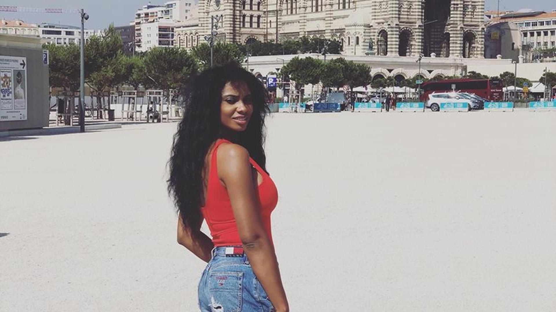 Laurette a plecat în vacanță, în Saint-Tropez! Imagini sexy cu mulatra