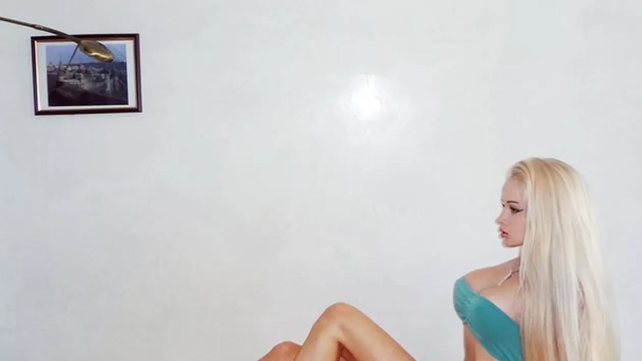 Incredibila transformare a femeii cu chipul de papusa BARBIE! Cand a iesit ASA la terasa toti barbatii au picat sub masa!