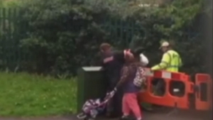 Ca la piaţă în mijlocul străzii! Ce i-a făcut o femeie unui bărbat, după ce s-au luat la ceartă dintr-un motiv stupid