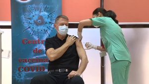 Verdictul în concursul mușchilor de la vaccinare anti-COVID, dat de Cătălin Botezatu! Finaliști, Iohannis și premierul Greciei GALERIE FOTO