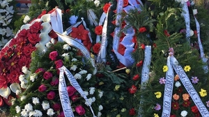 Imagini emoţionante. I-au acoperit mormântul cu flori!