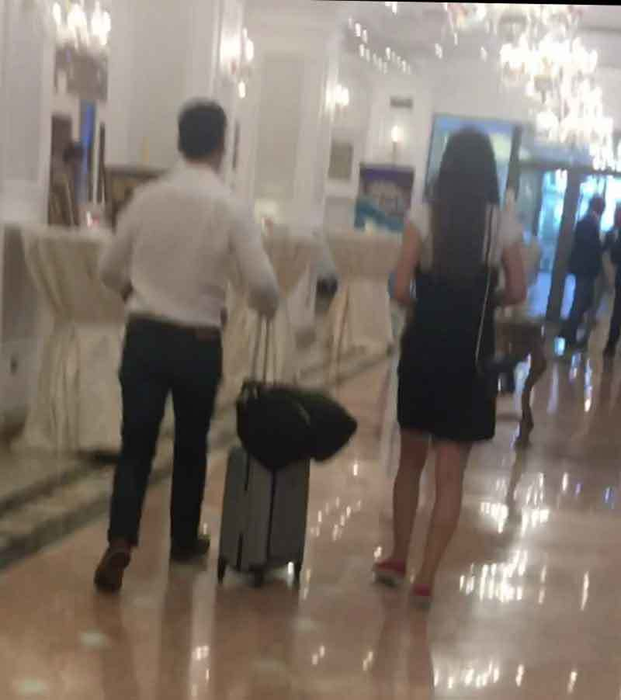 Robert Negoiţă şi Andreea se îndreaptă spre ieşire
