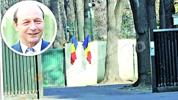 Doar trei dintre greii politicii din Romania au arborat ieri drapelul national Uite steagul, nu e steagul!