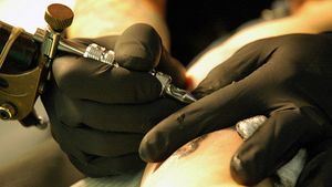 Esec total! Au vrut sa-si faca un tatuaj misto, dar au iesit din salon cu asta pe trup! Top cele mai NEREUSITE tatuaje!